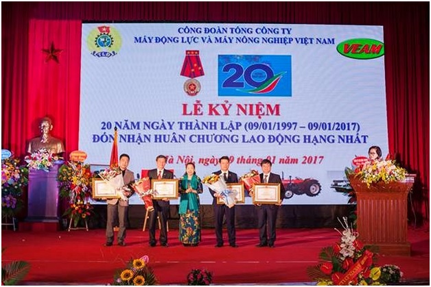 Đ/c Nguyễn Thị Thu Hồng - Phó Chủ tịch Tổng LĐLĐ Việt Nam trao Bằng khen của Thủ tướng Chính phủ cho các đồng chí đã có thành tích xuất sắc trong công tác, góp phần xây dựng và bảo vệ Tổ quốc.